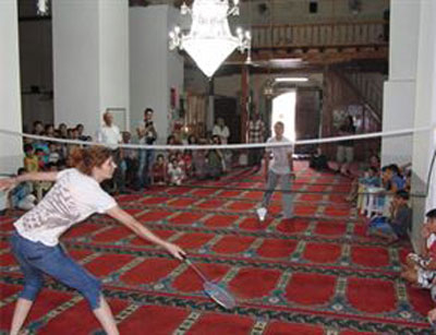 بدمینتون بازی دختران در مسجد,دختر بازی در مسجد,بدمینتون,بازی در مسجد,حرکت ناشایست دختران در مسجد,حرکت زشت دختران در مسجد